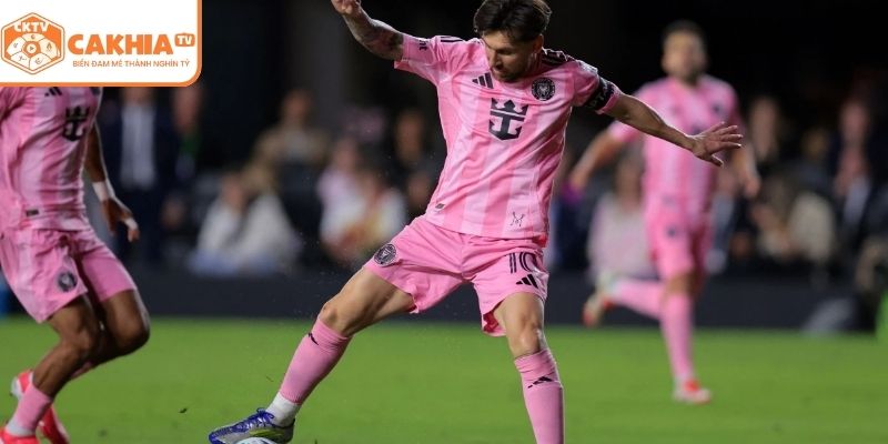 Messi chuyền bóng cho đồng đội tại trận đấu MLS mùa 2024